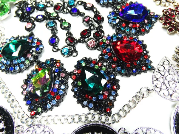 Collier bijoux avec fond de mode cristaux brillants — Photo