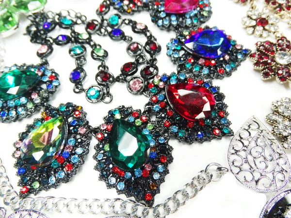 Smycken halsband med ljusa kristaller mode bakgrund — Stockfoto