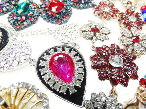 Parlak kristalleri moda arka plan ile Takı Kolye — Stok fotoğraf