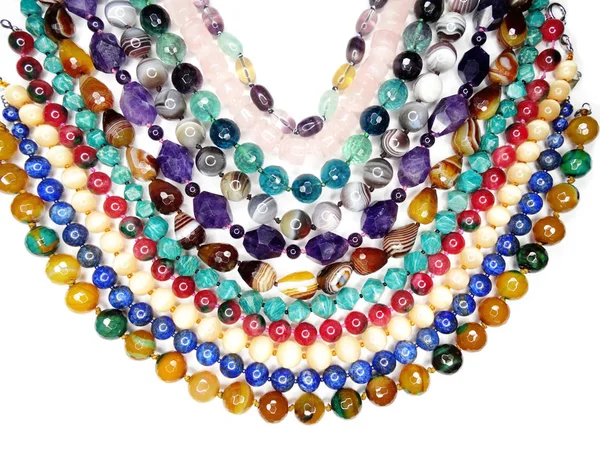 Полудрагоценное ожерелье с яркими кристаллами — стоковое фото