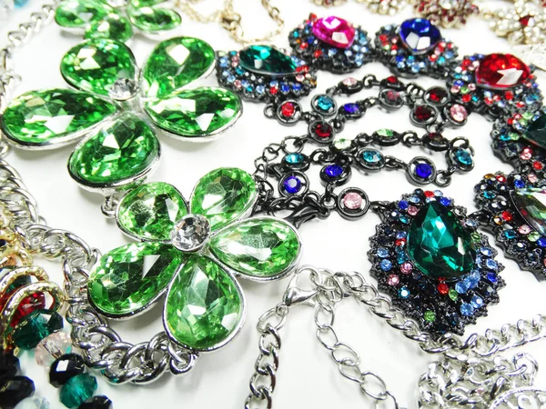 Collier bijoux avec fond de mode cristaux brillants — Photo