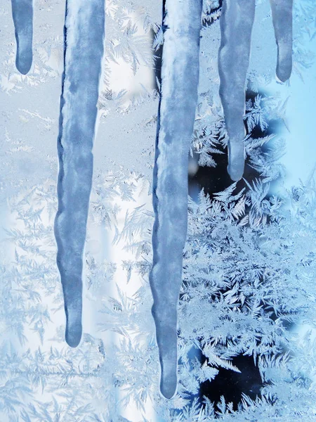 Eiszapfen auf Schnee winetr Himmel Weihnachtskarte — Stockfoto