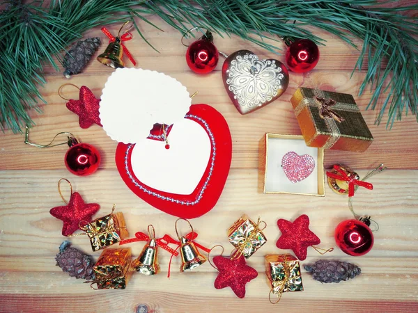 Tarjeta de felicitación composición del corazón sobre fondo de madera — Foto de Stock