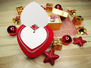 tebrik kartı kalp kompozisyon ahşap arka plan üzerinde