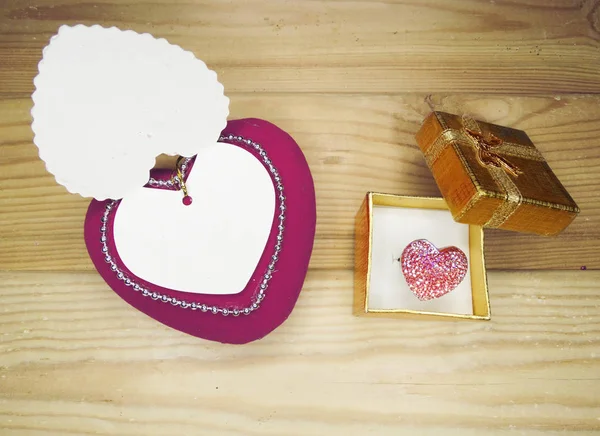 Ευχετήρια κάρτα καρδιά σύνθεση σε φόντο ξύλινη — Φωτογραφία Αρχείου
