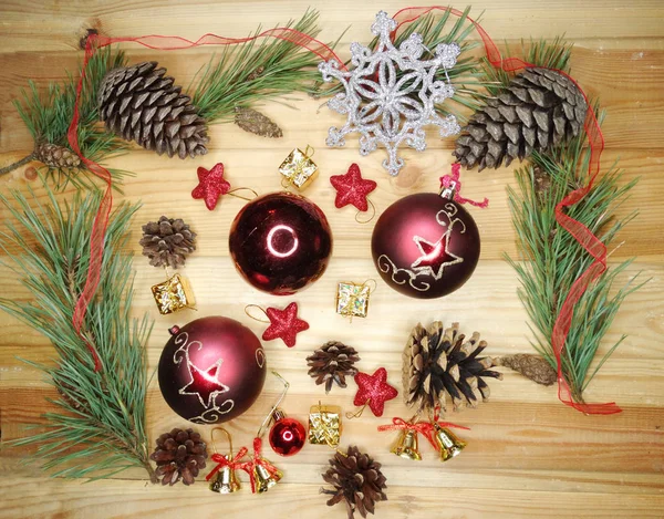 Composição de decoração de Natal em fundo de madeira — Fotografia de Stock
