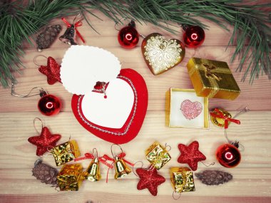 tebrik kartı kalp kompozisyon ahşap arka plan üzerinde