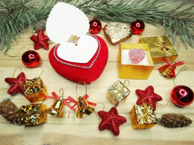 tebrik kartı kalp kompozisyon ahşap arka plan üzerinde