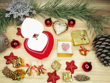 tebrik kartı kalp kompozisyon ahşap arka plan üzerinde