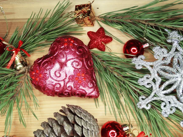 Karácsonyi dekoráció összetétele a fából készült háttér — Stock Fotó
