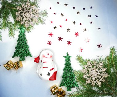 Beyaz arka dallarda köknar ile Noel dekorasyon kompozisyon