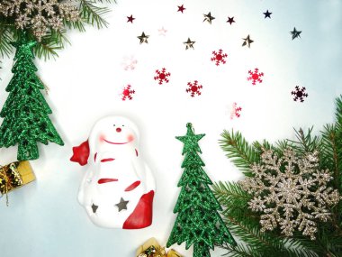 Beyaz arka dallarda köknar ile Noel dekorasyon kompozisyon