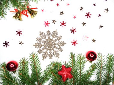 Beyaz arka dallarda köknar ile Noel dekorasyon kompozisyon