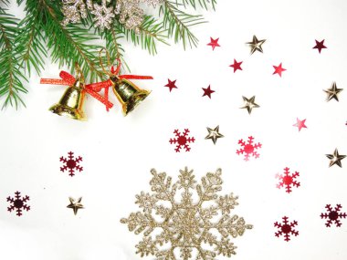 Beyaz arka dallarda köknar ile Noel dekorasyon kompozisyon