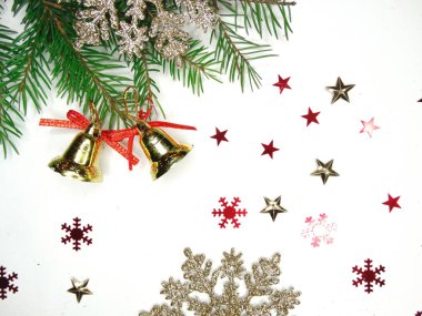 Beyaz arka dallarda köknar ile Noel dekorasyon kompozisyon