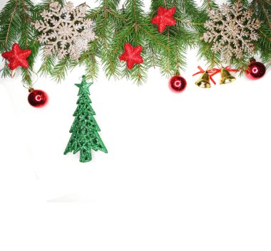 Beyaz arka dallarda köknar ile Noel dekorasyon kompozisyon