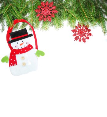 Beyaz arka dallarda köknar ile Noel dekorasyon kompozisyon