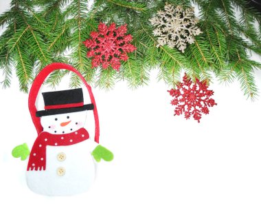 Beyaz arka dallarda köknar ile Noel dekorasyon kompozisyon