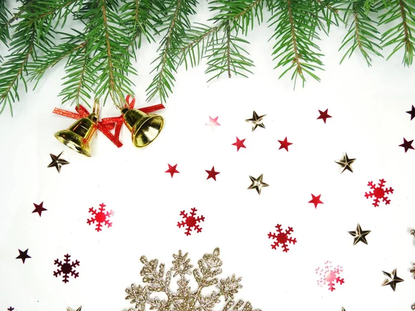 Composizione decorativa natalizia con rami di abete sul retro bianco — Foto Stock