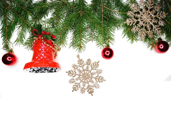 Weihnachtsdekoration mit Tannenzweigen auf weißem Rücken — Stockfoto