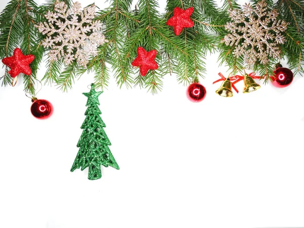 Kerst decoratie compositie bij spar takken op witte achterzijde — Stockfoto