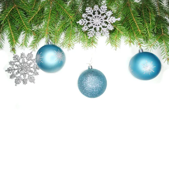 Beyaz arka dallarda köknar ile Noel dekorasyon kompozisyon — Stok fotoğraf