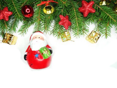 Beyaz arka dallarda köknar ile Noel dekorasyon kompozisyon