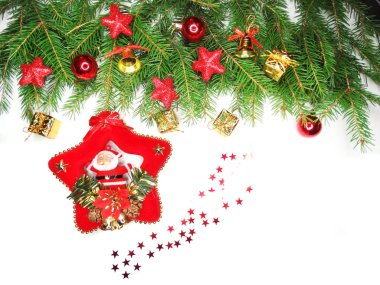 Beyaz arka dallarda köknar ile Noel dekorasyon kompozisyon