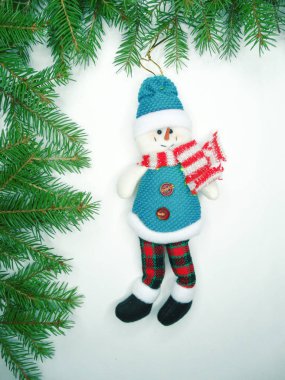 Beyaz arka dallarda köknar ile Noel dekorasyon kompozisyon