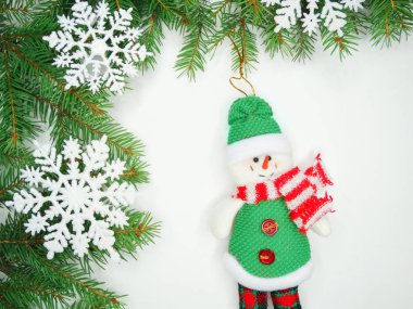 Beyaz arka dallarda köknar ile Noel dekorasyon kompozisyon