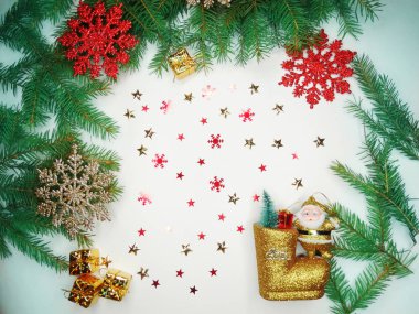 Beyaz arka dallarda köknar ile Noel dekorasyon kompozisyon