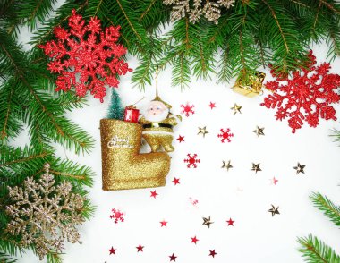 Beyaz arka dallarda köknar ile Noel dekorasyon kompozisyon