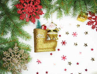 Beyaz arka dallarda köknar ile Noel dekorasyon kompozisyon