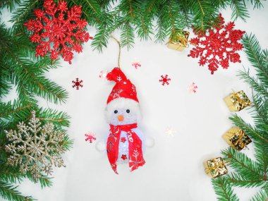 Beyaz arka dallarda köknar ile Noel dekorasyon kompozisyon