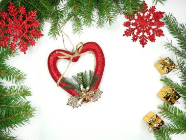 Beyaz arka dallarda köknar ile Noel dekorasyon kompozisyon