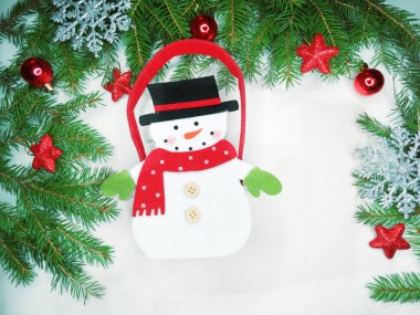 Beyaz arka dallarda köknar ile Noel dekorasyon kompozisyon