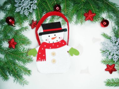 Beyaz arka dallarda köknar ile Noel dekorasyon kompozisyon