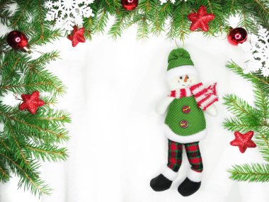 Beyaz arka dallarda köknar ile Noel dekorasyon kompozisyon