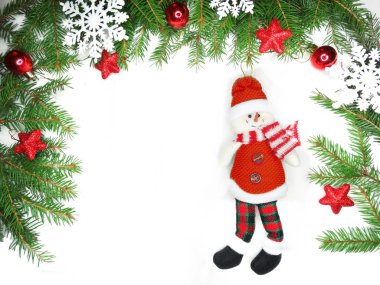 Beyaz arka dallarda köknar ile Noel dekorasyon kompozisyon