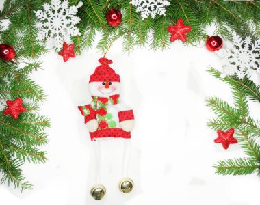 Beyaz arka dallarda köknar ile Noel dekorasyon kompozisyon