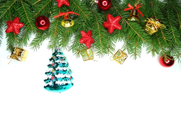 Vánoční dekorace složení s větvemi jedlí bílé zadní — Stock fotografie