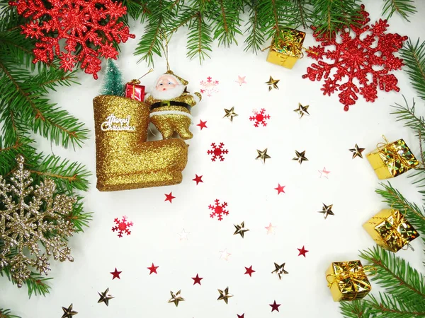 Beyaz arka dallarda köknar ile Noel dekorasyon kompozisyon