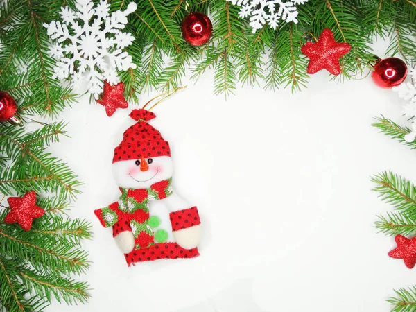 Karácsonyi dekoráció összetétele, a fenyő ágak a fehér fonákkal — Stock Fotó