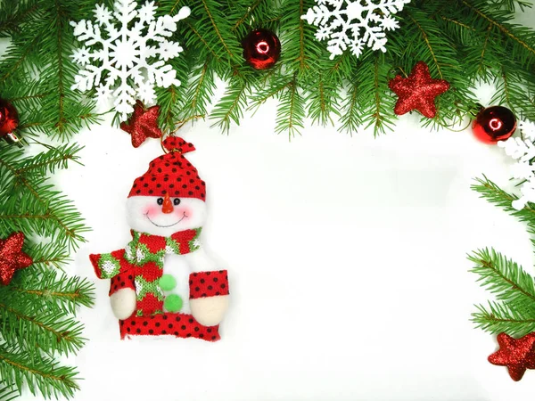 白い背中にモミの枝でクリスマス装飾組成 — ストック写真
