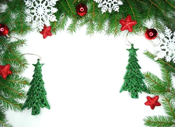圣诞装饰组成与冷杉枝白色背面 — 图库照片