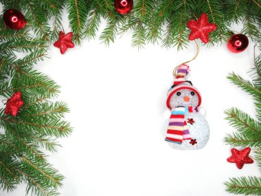 Beyaz arka dallarda köknar ile Noel dekorasyon kompozisyon