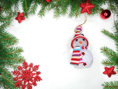 Beyaz arka dallarda köknar ile Noel dekorasyon kompozisyon