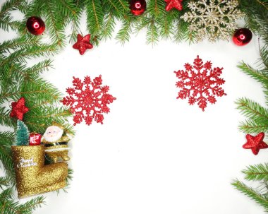 Beyaz arka dallarda köknar ile Noel dekorasyon kompozisyon