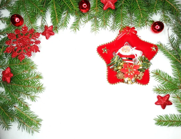 Різдвяна прикраса композиція з ялиновими гілками на білому фоні — стокове фото