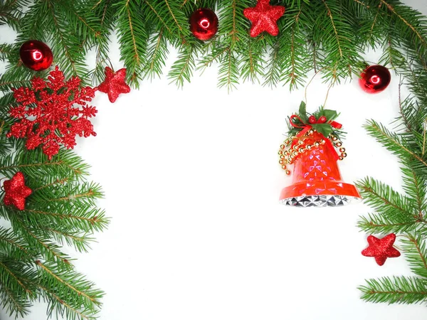 Composición de decoración de Navidad con ramas de abeto en la espalda blanca — Foto de Stock